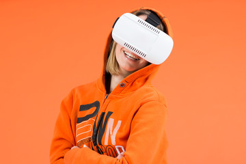 junge frau begeistert von virtueller realität