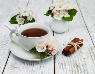 Obraz na płótnie Canvas cup of tea with apple blossoms