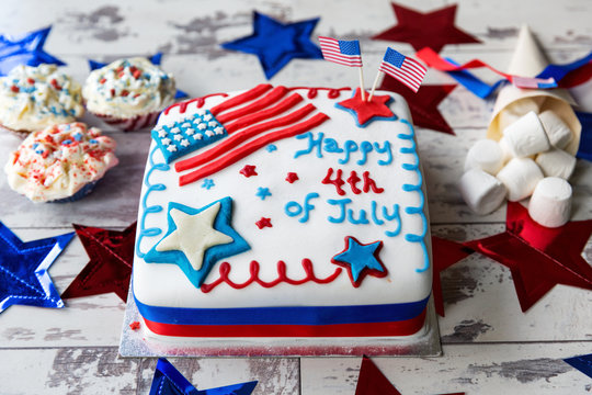 Kuchen zum 4. July mit Cupcakes und Marshmallows auf weißem Holztisch