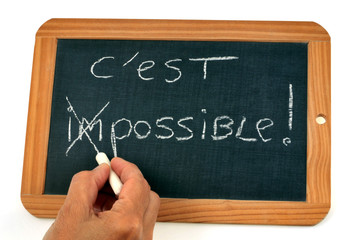 Le début du mot impossible barré sur une ardoise
