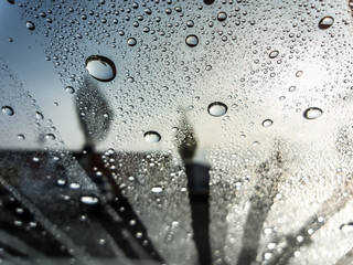 Blick durch die Windschutzscheibe eines Autos nach dem Regen