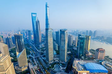 Photo sur Plexiglas Shanghai Shanghai Skyline avec ses gratte-ciel emblématiques nouvellement construits.
