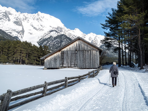 Seniorin beim Schneespaziergang in Tirol