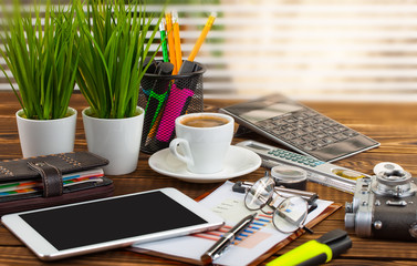 Business Objects office expanded in composition on a table