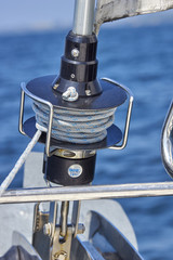 Rollreffanlage für Vorsegel auf einer Segelyacht mit aufgerollter Leine