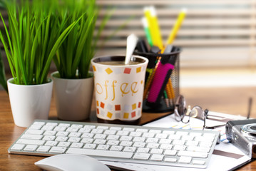 Business Objects office expanded in composition on a table