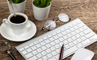 Business Objects office expanded in composition on a table