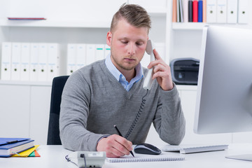 angestellter telefoniert mit kunden