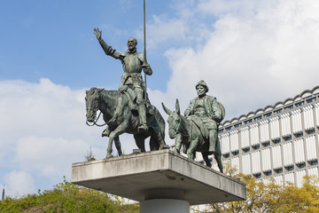 Fototapeta na wymiar Denkmal für Don Quijote und Sancho Panza - Bronzeplastik in Brüssel, Belgien