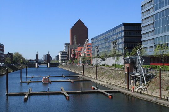 Neues in Duisburg / Blick über den umgestalteten Duisburger Innenhafen zur Schwanentorbrücke