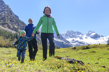 Obraz premium gutgelaunte Familie beim Wandern in den Bergen