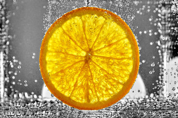 Fototapety  Soczysty plasterek pomarańczy w wodzie