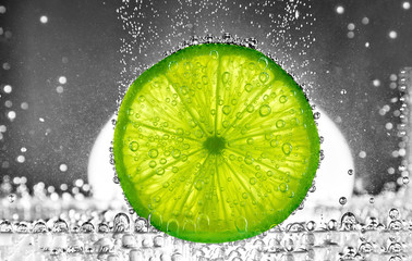 Obrazy na Szkle  Pokrój limonkę w wodzie
