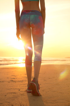 Sportliche Frau im Sonnenuntergang