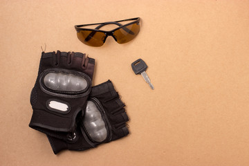 Protection gloves, sunglasses and key set, biker set