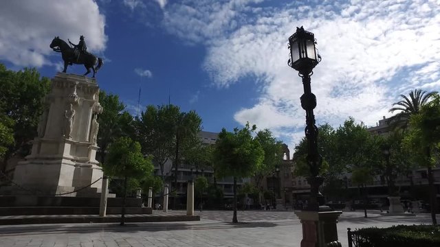 Siviglia, Andalusia, Spagna - Aprile 18, 2016: Plaza Nueva, monumento equestre (Ultra High Definition, UltraHD, Ultra HD, UHD, 4K, 2160P, 3840x2160)