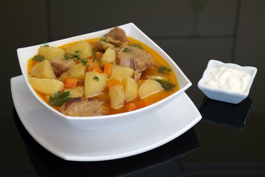 Популярное горячее блюдо Центральной Азии - суп-шурпа с картофелем