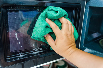 cleaning the microwave oven