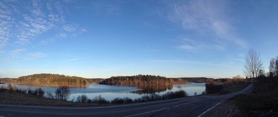 Fototapeta premium Вид на прекрасные горы в воде. Панорама природы севера и дороги, побуждающей к путешествиям.