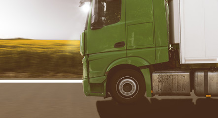 LKW Transport Panorama im Vintage Look fahrend vor einem Rapsfeld