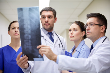 Fototapeta premium group of doctors looking at x-ray scan image