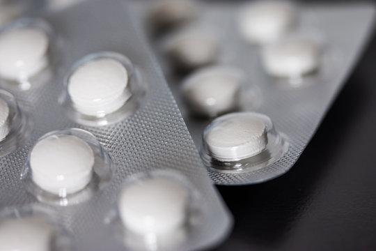 Tabletten in Plister, Nahaufnahme mit Unschärfe
