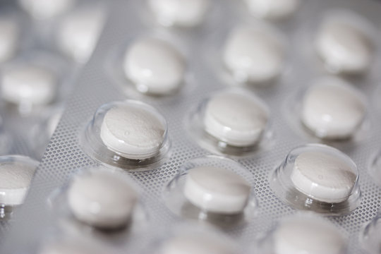 Tabletten in Plister, Nahaufnahme mit Unsch&auml;rfe