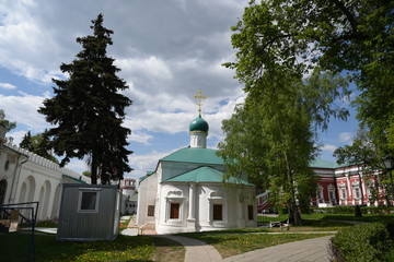 Fototapeta na wymiar Амвросиевская церковь в Новодевичьем монастыре