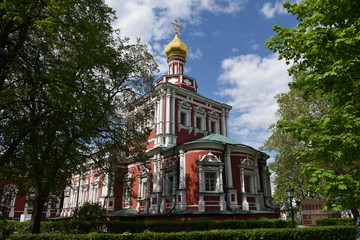 Fototapeta na wymiar Успенская церковь в Новодевичьем монастыре