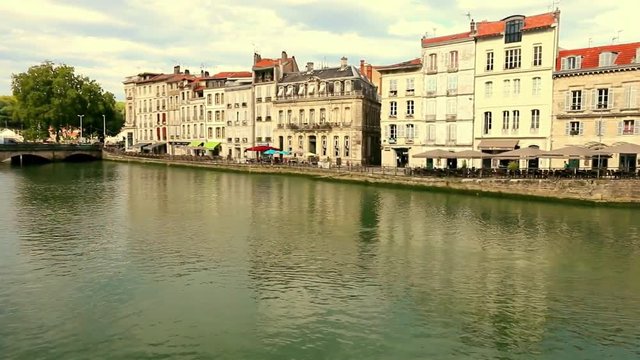 Quai sur la riv&egrave;re &agrave; Bayonne