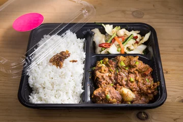 Schilderijen op glas Convenient take-away meal box with rice, meat and vegetable © ThamKC