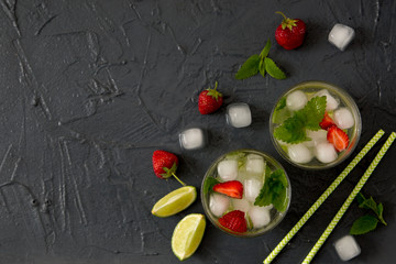 Refreshing summer cocktail with lime, strawberry and mint. Mojit