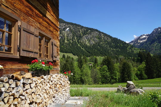 Fototapeta Detail von Berghütte mit Holzstapel in den Alpen, Bayern
