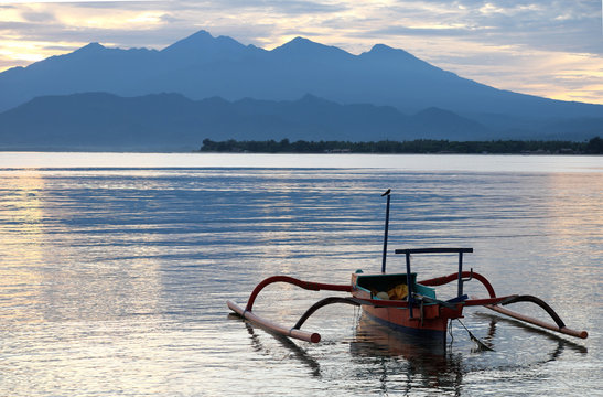 Fototapeta Fisherman in the morning near Rinjani volcano, lombok, indonesia