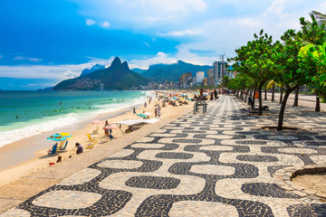 Ipanema-Strand mit Mosaik des Bürgersteigs in Rio de Janeiro Brasilien