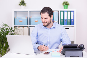 Geschäftsmann im Büro bei der Arbeit