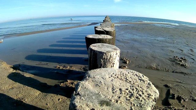 Buhnen am Ostseestrand in Polen