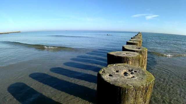 Buhnen am Ostseestrand in Polen