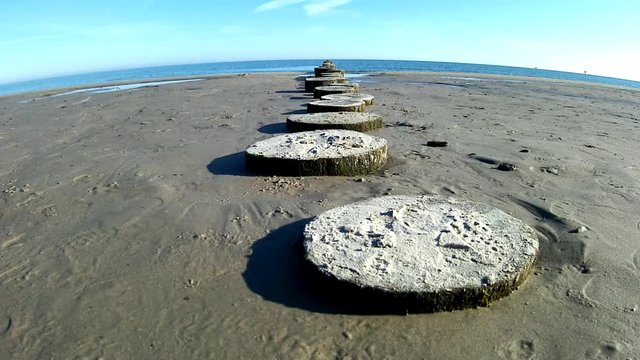 Buhnen am Ostseestrand in Polen
