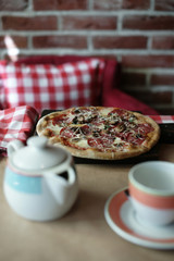 Пицца на столе в ресторане