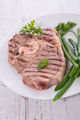 grilled lamb chop and green bean