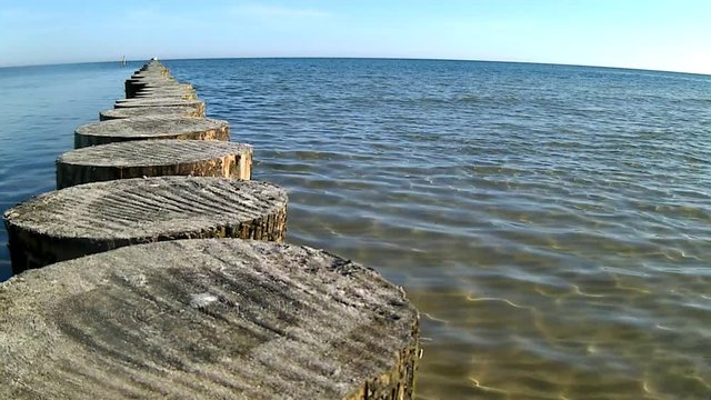 Buhnen am Ostseestrand in Polen