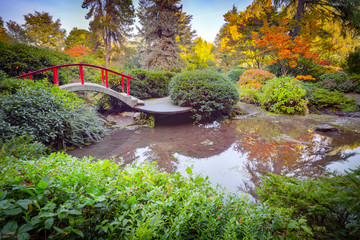 Obrazy na Szkle  Czerwony most w japońskim zielonym parku w okresie jesiennym. Seattle.