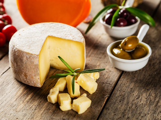 Fototapety  Tradycyjny włoski ser na drewnie
