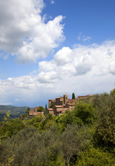 Toscana,campagna di Monte San Savino. Il Borgo di Rapale.
