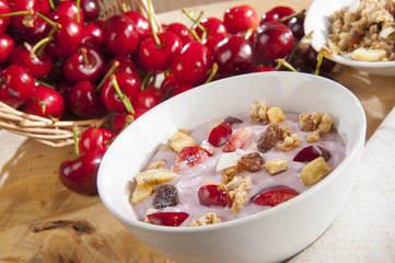 yogurt muesli e ciliegie