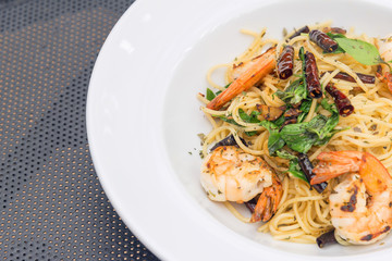 the spaghetti tomatoes sauce with shrimp on the white dish