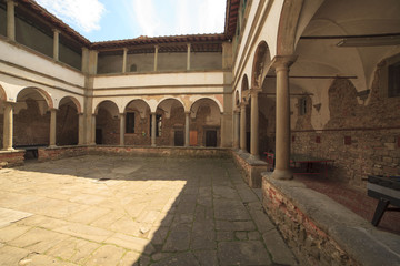 Toscana,il paese di Monte San Savino, il chiostro della chiesa di San Agostino