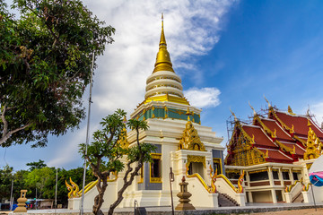 Naklejka premium Piękny budynek sakralny ze złotą dekoracją i złoceniami