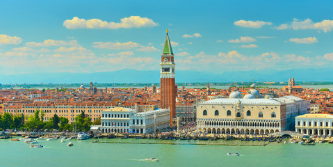 Gesamtansicht des Dogenpalastes und des Markusplatzes, Venedig, Italien © denis_333
